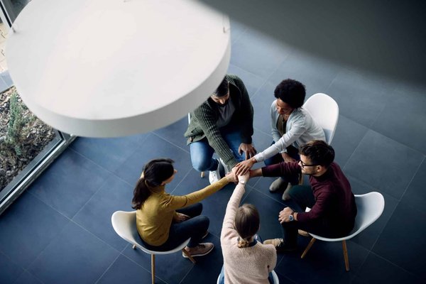 Quels sont les moyens pour renforcer l'esprit d'équipe dans un environnement de travail hybride?